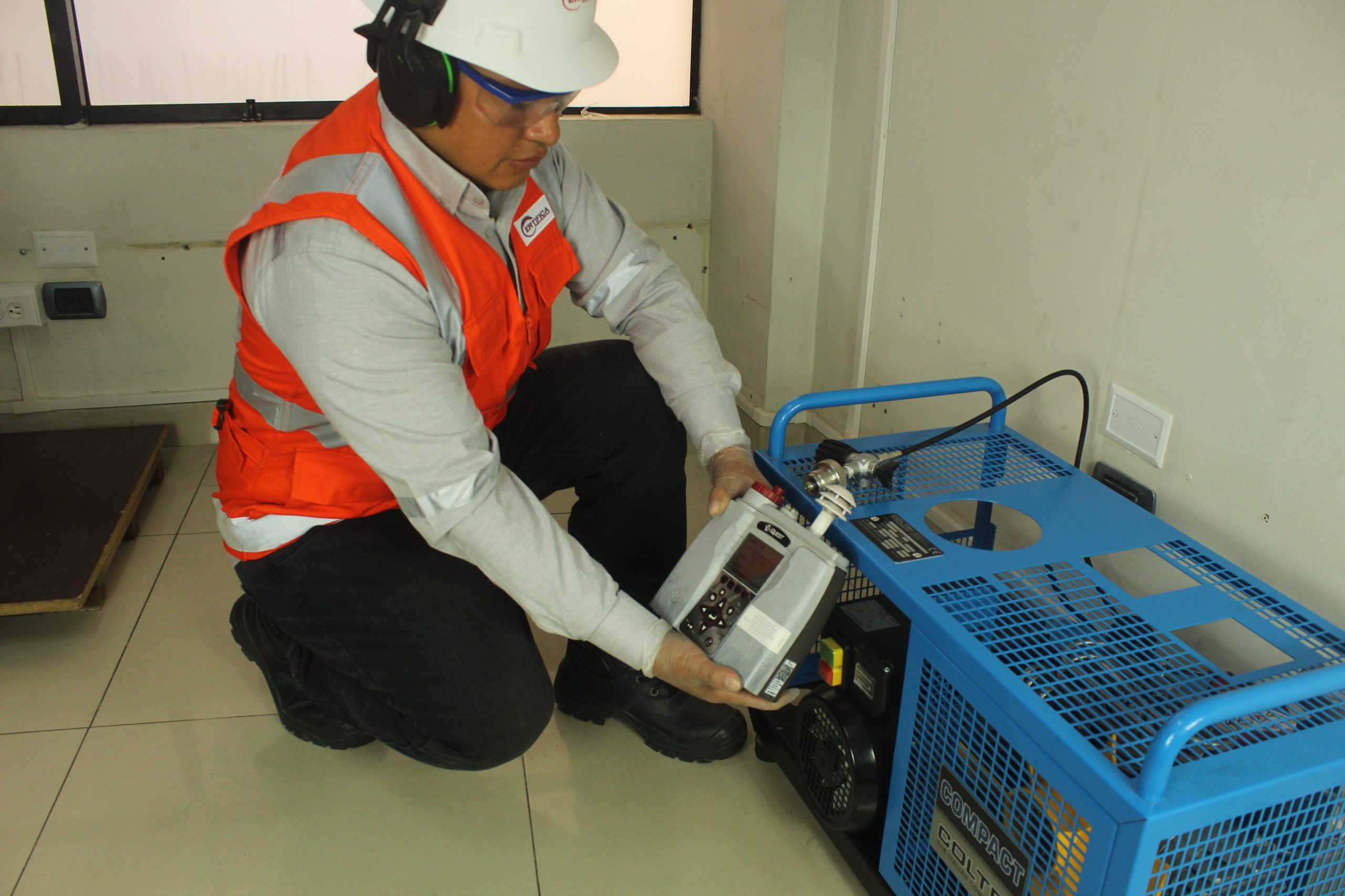 Especialista realizando ensayos de calidad de aire respirable
